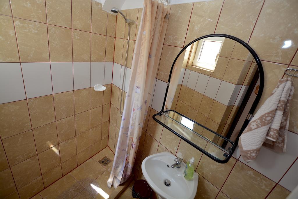 Tornácos Vendégház Vlahita Esterno foto